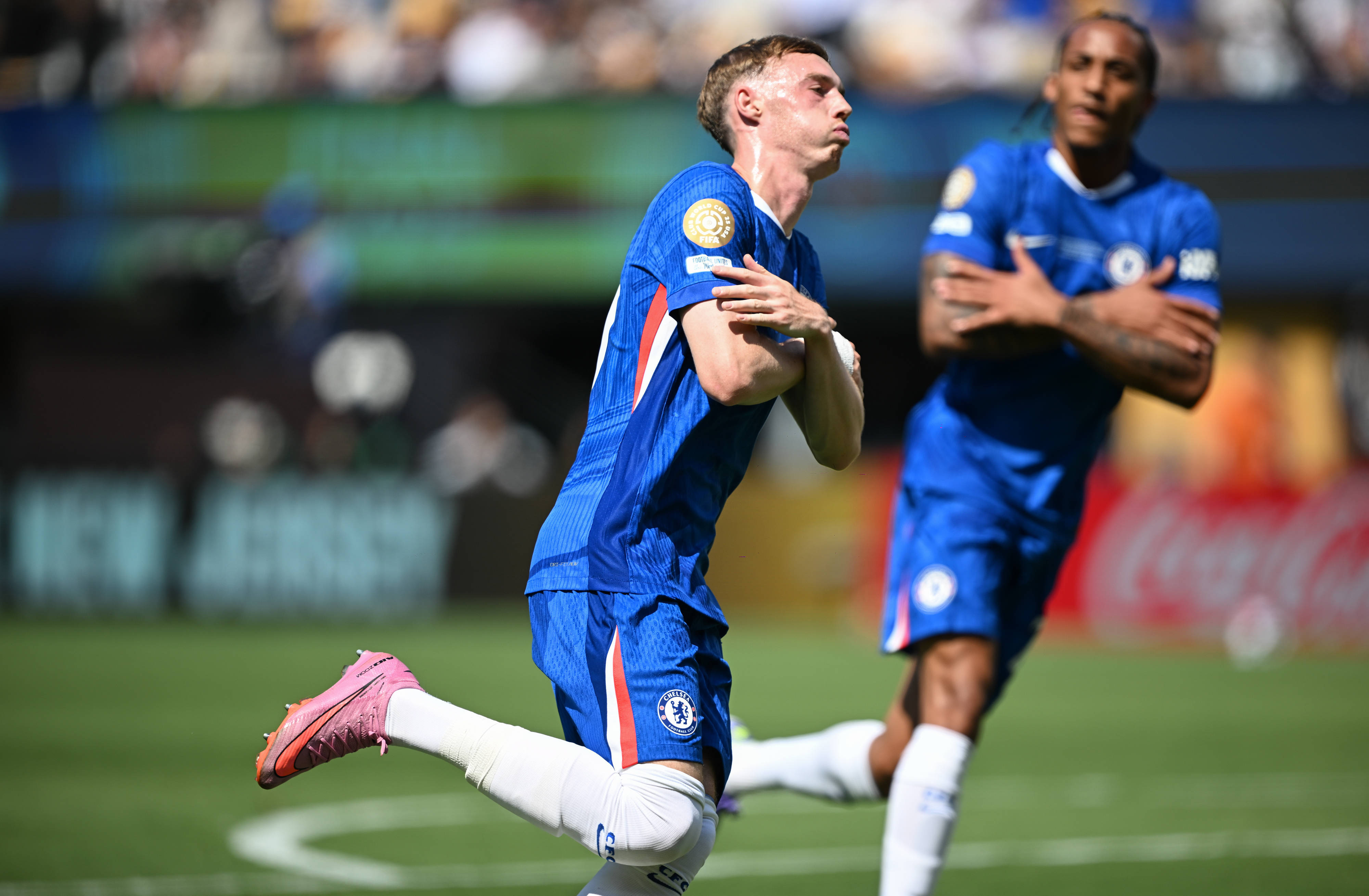 切尔西主场大捷，球员赛后激动庆祝胜利，设计帮助.的简单介绍